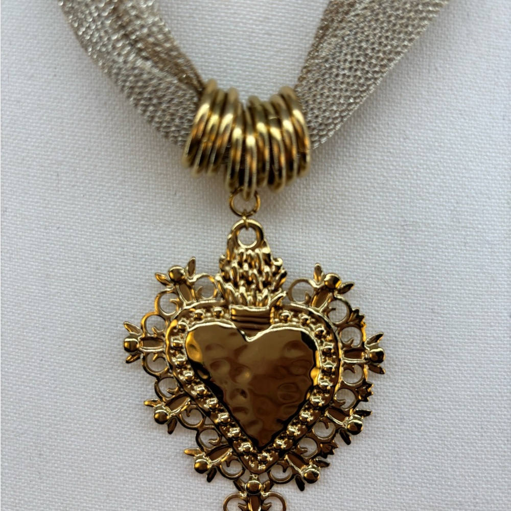 Vintage Gold Mesh Heart Pendant Necklace. Excellent condition. Statement piece - Picture 3 of 6